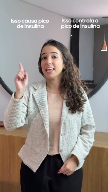 Luísa Ribeiro atendendo em ambiente profissional, explicando um conceito de nutrição